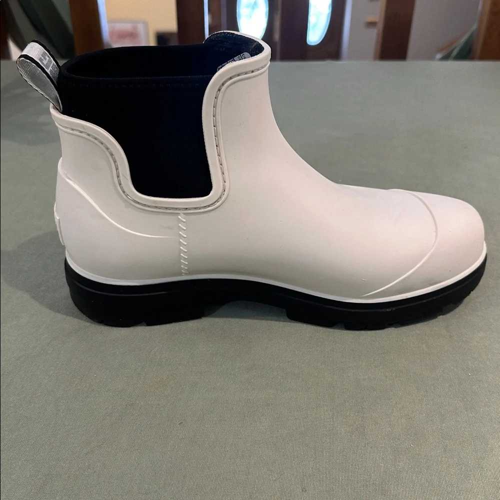 UGG White Chelsea Rain Ankle Boots with Black Interior Size 9